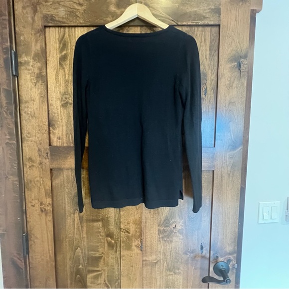 Black woman’s size medium Old Navy V-Neck sweater. - Picture 4 of 5